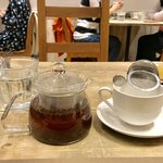 カフェ アクイーユ - ジンジャーティー¥580外税
席が狭くて写真奥の壁側の席へ移動させていただきました。