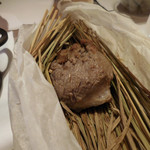 フィオッキ - 仔羊の藁包みロースト；紙と藁を開けると・・・