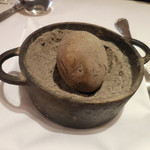 フィオッキ - 仔羊の藁包みロースト；オーブンの中にはジャガイモが