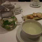 フィオッキ - ハーブティー、小菓子