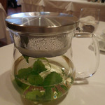 フィオッキ - ハーブティー；ハーブが透けて綺麗！