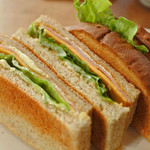 シーフィールド - ボキらが注文したのは、ハムトーストサンドイッチ。
            パンが香ばしく焼かれていてサクッとした食感がいいです。