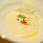 レストラン トヨ トーキョー - ランチコース 6804円 の新玉ねぎのスープ 米のチップス、アスパラガス