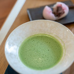 和三盆 恵菓 - "牡丹（ぼたん）"斷面（きりくち）＋抹茶（まつちや）