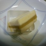 お菓子処　丸岡家 - 「お菓子とうふ（抹茶大納言餡）」の断面