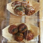 手前が激辛たこ焼き、奥側が普通のたこ焼き(2018.05.06)