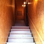 キングスター - この階段を上がった突き当り左がお店