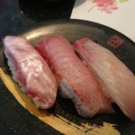 すし廻鮮 うお亭 - 白身づくし（左からキンメ、ブリ、カンパチ）