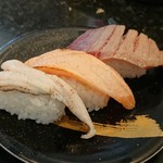 すし廻鮮 うお亭 - 炙りづくし（左から太刀魚、サーモン、中トロ））