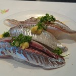 すし廻鮮 うお亭 - 光ものづくし（手前からアジ、イワシ、メギス）