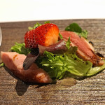リストランテ ラストリカート - 前菜　鴨の燻製と鴨のササミのサラダ仕立て　苺を添えて