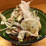 メイン2 初鰹と新玉ねぎ ニンニクスライスを添えて