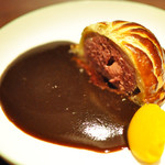 レストランユニック - ヒグマとフォアグラのパイ包み焼き、サルミソース