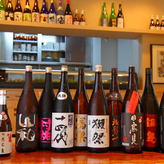 有名銘柄から希少な一本まで。店主が選ぶ日本酒ラインナップ