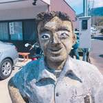 須崎食料品店 - お店の前の銅像(※閲覧注意)