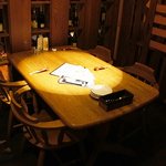 Restaurant Bar cru - 左手(右手に少し)に木の衝立で仕切られた半個室テーブル。