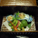 11.7.6　八寸　鮎なれ寿司、うるか子あえ、熊ロース肉醤油煮、川海老、曲筍、青梅柔らか煮