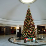 Eastern & Oriental - 天井が高く広々とした旧館ロビーには、立派なクリスマスツリーが