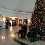 Eastern & Oriental - クリスマスツリー下のテーブルセットで、ウェルカムドリンクを