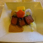 中皿「牛の炙り焼き　鶏巻繊巻　厚焼き　梅人参　パプリカ　胡麻ドレッシング」