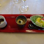 明治記念館 - 水菓子「焙じ茶プリン・ビスタチオ・クリーム　冷やし汁粉・白玉団子・葛寄せ　マンゴー餡・豆乳豆腐・メロン」