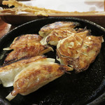 Tabetenshai - 餃子は『鉄なべ餃子』のように熱々の鉄板皿で供されます。