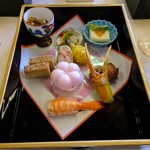 明治記念館 - 祝肴「蛤彩り野菜和え　数の子松前　嶺岡寄せ・いくら・水菜　羽衣海老　蟹爪ういろう　合鴨牛蒡巻　鶏松風　松毬くわい　竹香り箱砧巻　梅最中・鶏皮サラミ」