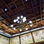明治記念館 - シャンデリアと天井