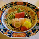 明治記念館 - お造「鮪作り　鯛薄作り　サーモン野菜巻　烏賊鹿の子　煮凝り　紅白野菜　ラディッシュ　あしらい　山葵」