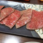 焼肉苑 - 伊予牛上ロース塩片面焼き。。。めちゃくちゃ美味しいです。。。