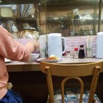 ニューライト - カウンターのスレンダーな女子はBセット！（食べれるんや！）