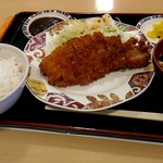 魚一心 - トンカツ定食600円。