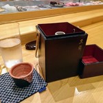 小判寿司 - 熱燗はお湯の入った容器で好みの温度に