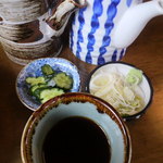 Sekizenzammaian - かえし（つゆ）漬物（きゅうりのカラシ漬け）蕎麦湯