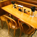 大勝軒 - ファミリーやカップル、友達同士向けのテーブル席主体の人気店。