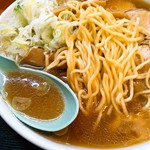 大勝軒 - ヤギッチさんによると煮干+豚がらの醤油スープとのこと。