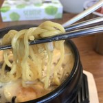 済州食堂 - 麺は中華の縮れ生麺