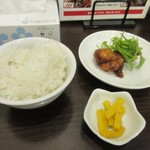 Hitosuji - ランチセットのご飯に添えられたお数は唐揚げ。
                        
                        甘酢で仕上げられご飯にピッタリでしたよ。