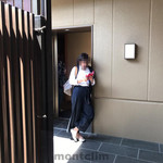 小松 弥助 - 弥助と宿の入口