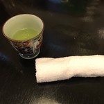 Sensaiya - 最初に お茶と布おしぼりの提供