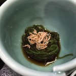 鮮菜家 - もずく酢には 干しエビがオンされる