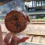 梅月堂 - サービスで貰った湯之元せんべい@湯之元駅にて