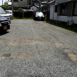 梅月堂 - 奥の赤い看板が目印