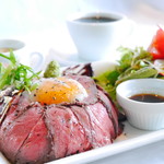 カフェ＆バル 掌 - 伊豆牛ローストビーフ丼