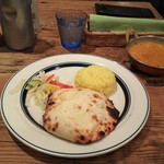 グルガオン - A.本日のカレー。好みのカレー１種類にナン、イエローライス、野菜。追加料金100円でチーズクルチャに変更したところ、イエローライスも提供されました。