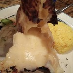 グルガオン - チーズクルチャを割ると、中には熱々のチーズ！