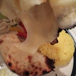 グルガオン - クルチャの中からチーズがトロ～(*￣∇￣)ノ　(注)良い子は真似しないように！