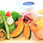 カフェ＆バル 掌 - 手作りマフィンと彩りサラダのランチセット