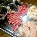 名古屋もつ焼き ひとすじ - お肉を鉄板にいれます