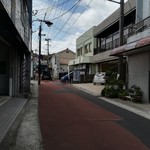 梅月堂 - 右側の薄い黄緑色の建物です